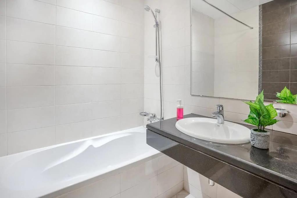 Lovely 3 Bedroom Apartment Beach Front Abu Dhabi Eksteriør bilde